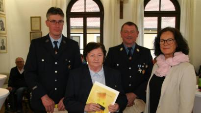 Bild: fpoz
Beim Ehrenabend im Sitzungssaal des Rathauses wurden Markus Lippert, Gabi Beer-Langer – sie war verhindert und wurde durch Roswitha Schinhärl vertreten – und Heribert Hecht mit Ehrennadeln der Stadt für ihr ehrenamtliches Engagement in Feuerwehren und beim BRK durch Bürgermeisterin Friederike Sonnemann ausgezeichnet.