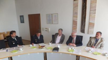 Bild: ibj
Zufrieden mit der Sicherheitslage in den drei Gemeinden waren bei ihrer gemeinsamen Besprechung (von links) Polizeihauptkommissar Peter Krämer, Erster Polizeihauptkommissar Michael Kernebeck sowie die Bürgermeister Roger Hoffmann (Poppenricht), Bernhard Lindner (Hahnbach) und Peter Dotzler (Gebenbach).