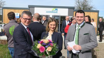 Bild: Hirsch
Zweckverbandsvorsitzender Landrat Thomas Ebeling (rechts) und Neunburgs Bürgermeister Martin Birner (links) überreichten der Geschäftsführerin des Tourismusbüros, Verena Danner (Mitte), zur Eröffnung einen Blumenstrauß. .