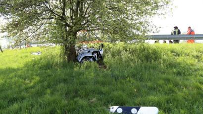 Bild: rw
Das schwere Motorrad rutschte nach der Kollision unter der Leitplanke durch. der Fahrer wurde schwer verletzt und von Passanten vorbildlich erstversorgt.