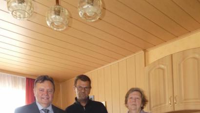 Bild: ils
Bürgermeister Gerhard Kellner (links) gratuliert Rosemarie Sommerfeld. Mit im Bild ihre Kinder, die bei ihr beziehungsweise in Weiden wohnen.