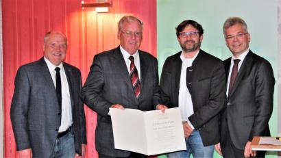 Bild: stg
Genossenschaftsverband-Vorstand Alexander Büchel (rechts) überreichte eine Urkunde an (von links) Peter Lehr, Wolfgang Haberberger und Helmuth Wächter.