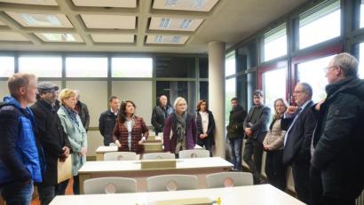 Bild: Gabi Schönberger
Wer hier Platz nimmt, sitzt zwischen den Extremen: Eispalast im Winter und Gewächshaushitze im Sommer. Die SPD-Fraktion besucht auf Einladung des Elternbeirates (rechts Vorsitzender Frank Holzförster) das Elly-Heuss. Leiter Reinhard Hauer (Zweiter von rechts) erläutert die Sorgen.