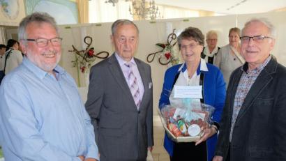 Bild: do
Zu einem Ständchen für den ältesten Chorsänger Emmeram Stierstorfer (Zweiter von links) fuhr die Liedertafel Eschenbach extra nach Weiden. Im Hotel „Heimat“ überraschte der Chor den 95-jährigen Jubilar mit einigen seiner Lieblingslieder. Offiziell gratulierten Vorsitzender Karl Ott (links) und stellvertretender Vorsitzender Werner Hofmann (rechts). Mit im Bild Lebensgefährtin Ulrike Schulz.