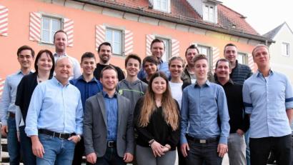 Bild: bgm
Mathias Schnabl (vorne, Zweiter von links) ist der neue JU-Chef in Floß. Seine Stellvertreter sind (vorne, von rechts) Ludwig Gollwitzer, Johannes Kraus und Simona Bachmayer. Kreisvorsitzender Benedikt Grimm (links) gratuliert.