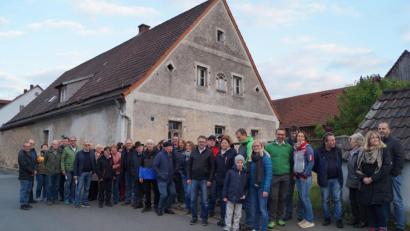 Bild: du
Eine Aufnahme mit Seltenheitswert: Alle Teilnehmer des Rundgangs durch die Schirmitzer Geschichte stellen sich vor dem "Denkmal der ländlichen Hofkultur" (Hofmeisterhaus) in der Bauerngasse zum Erinnerungsfoto auf.
