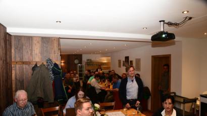 Bild: bey
Architekt Markus Münchmeier (stehend) stellt in der Jahreshauptversammlung der Dorfgemeinschaft Schwand die Planung für den Umbau und die Neugestaltung der Ortsdurchfahrt vor.