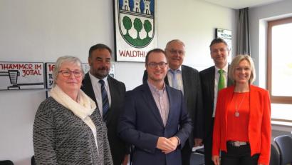 Bild: fvo
Doris Völkl (rechts) stellte bei der AOK Beiratssitzung in Waldthurn das Präventionsprojekt NEUN2727 vor. Ebenfalls referierte Prof. Dr. Steffen Hamm über die Gesundheitsregion Plus.