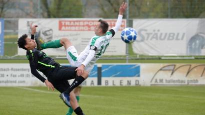 Bild: brü
Einmal am Schuh schnuppern. Kapitän Timo Kohler (rechts) zeigte Karim Said vom SC Eltersdorf die Sohle. Das war vergangene Woche. Jetzt kommt mit dem SV Seligenporten die nächste Top-Mannschaft zum Tabellenzweiten.