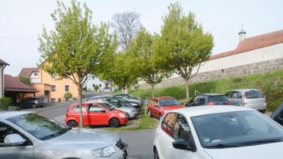 Bild: Gabi Schönberger
Wer schnell am Friedhof das Grab richten will, findet derzeit nur mit viel Glück einen Parkplatz in der Johann-Dietl-Straße. Abhilfe soll eine Parkzeitbeschränkung bringen.
