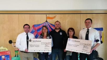 Bild: hm
Der Kirwaverein Pfreimd bedachte die zwei Kindergärten mit jeweils einer Spende von 750 Euro. Von rechts: Jörg Irlbacher (Vorsitzender), Gabi Schönberger (Kindergarten St. Martin), Thomas Hösl (Kassier), Daniela Kielhorn (Franziskus-Kindergarten) und Sebastian Reger (stellvertretender Vorsitzender).