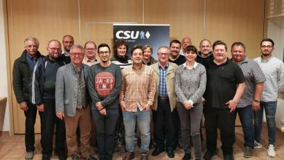 Bild: wro
Bei der konstituierenden Sitzung stellte der CSU Ortsverband mit Michael Dutz (Bildmitte) an der Spitze die Weichen für die Zukunft.