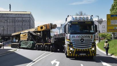 Bild: Petra Hartl
Erstaunlich glatt ging der 31-Meter-Riese auch um die Kurve an der Storg-Kreuzung herum. Dann rollte der Konvoi mit Blaulicht Richtung Eberhardsbühl zum Einsatzort des Bohrgerätes.