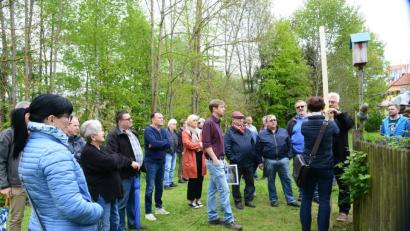 Bild: bey
Bürgermeister Rupert Troppmann setzt den"Freibord bei der Hochwassermauer mit Hilfe einer Anliegerin etwas tiefer an, was Bauoberrat Andreas Ettl (Mitte) akzeptiert.