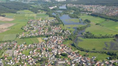 Bild: Michael Ascherl
Eine Kameraüberwachung am Marktplatz erwägt der Marktrat von Mantel, weil Vandalen hier immer wieder für Verwüstungen sorgen. Vorher muss aber noch die Rechtslage geklärt werden.