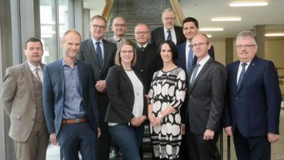 Bild: Gabi Schönberger
Neu – oder an neuer Position (von links): Hans-Jürgen Schnappauf, Matthias Biehler, Rainer Lehner, Josef Hartwig, Franziska Hofmann, Gerhard Heindl, Dr. Franziska Stegmair, Gerd Schäfer, Dr. Marco Heß, Wolfgang Voit und Josef Weidensteiner.