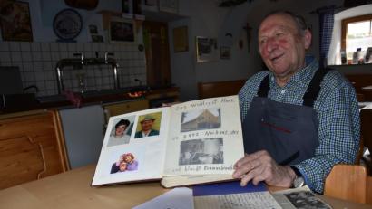 Bild: ui
Bilder aus 60 Jahren hat Manfred Punzmann in einem Album gesammelt. Vom 24. bis 27. Mai feiert der "Schoilmichl"-Wirt ein Doppeljubiläum