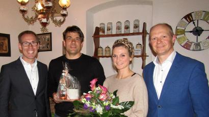 Bild: sck
Stellvertretender Vorsitzender Holger Eckert (links) und Vorsitzender Christoph Kasseckert (rechts) ehren Gerald Lord für seine 20-jährige Treue und Franziska Neuner als 200. Mitglied bei den Freien Wählern/Aufschwung Auerbach.