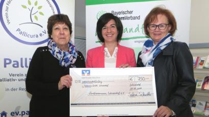 Bild: Hirsch
Für den Förderverein „Pallicura“ erhielten Sonja Kellner (links) und Monika Kagerer (rechts) eine Spende von Kreisbäuerin Sabine Schindler.
