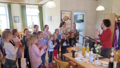 Bild: jzk
Katharina Lippert (rechts) hat den Kinderchor bestens auf den Auftritt in der Muttertagsfeier des Seniorentreffs vorbereitet.