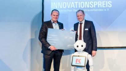 Bild: Bayerischer Bauindustrieverband
Tobias Bauernfeind (l.) nahm den Innovationspreis für die Kassecker Gruppe von Clemens Fuest entgegen.