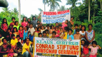 Bild: ath
Marilou Amann schmückt sich bei ihren Projekten auf den Philippinen nicht mit fremden Federn, sondern stellt jedes Mal die Namen ihrer Spender und regelmäßigen Unterstützer in den Vordergrund. Hier zum Beispiel bedanken sich die Müllsammler-Familien aus dem Slumgebiet Kilicao am Rand der nahe Sorsogon liegenden Stadt Daraga mit ihren 100 Kindern per Plakat bei der Klaus und Gertrud Conrad Stiftung.