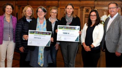 Bild: Stephan Huber
Eine „Aktionärs-Versammlung“ der ganz sozialen Art. Im Bild von links: Catherine Dill (Leiterin Freiwilligenagentur), Andrea Gleißner-Schiml (Soroptimist), Susan Batten-Seidl (Soroptimist), Beate Mastel (Leiterin Insektenprojekt), Viola Vogelsang-Reichl (Oberpfalz-Medien), Jennifer Streble (Stadtverwaltung) und Bürgermeister Martin Preuß.