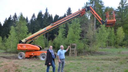 Bild: wb
Geschäftsführerin Birgit Grünbauer und Gesellschafter Albert Nikol von Natural Energy Solutions erläutern im Waldgebiet "Silberschlag", wie mit dem Gerät Daten über den schützenswerten Tierbestand im Hessenreuther Wald erhoben werden können.