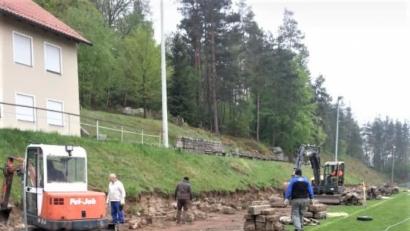 Bild: cro
Die Sanierung des Geländes ist nur durch enorm viel Eigenleistung der TSV-Mitglieder möglich. Zum Saisonstart 2021/22 soll die Sportstätte wieder genutzt werden können.