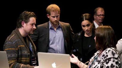 Bild: -
Prinz Harry (2.v.l.) und Herzogin Meghan mit Freiwilligen von „Shout“. Foto: -/Shout/AP/