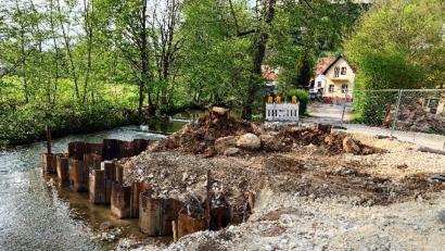 Bild: jp
Die Lauterach wird wegen des Neubaus der rund 10 Meter langen Brücke des Pfistermühlwegs in der Hohenburgerstraße zur B 299 verrohrt und umgeleitet, damit die Betonpfähle für neue Brückenfundament beidseits gesetzt werden können.