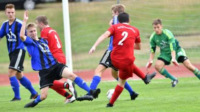Bild: A. Schwarzmeier
Mit 3:0 fieselte die SpVgg Vohenstrauß zum Saisonauftakt in der Kreisliga Nord die SpVgg SV Weiden II ab (Szene). Das Rückrundenspiel gewann die Wasserwerkelf dann 2:0. Entscheidet der direkte Vergleich die Meisterschaft in der Kreisliga Nord? Zwei Spieltage vor Saisonende führen die Weidener mit zwei Punkten vor Vohenstrauß die Tabelle an.
