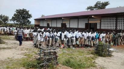 Bild: exb
Hier tanzen die Schüler der neuen Realschule in Bassar noch nicht – das werden sie aber sicher bei der offiziellen Einweihung im Januar tun, wenn Projekthilfe-Vorsitzender Ulrich Siebenbürger und eine Delegation deutscher Gäste nach Togo reist. Am ersten Schultag haben sich die Kinder zum Singen der Nationalhymne vor ihrem neuen Gebäude versammelt, deshalb stehen sie so geordnet Spalier.