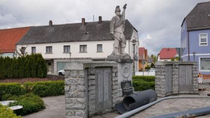 Bild: gz
Das Kriegerdenkmal soll bei der Neugestaltung des Tillyplatzes etwas höher werden. Die Familie Zach befürchtet, ihr Geschäftshaus ist dann von der Hauptstraße aus nicht mehr zu sehen.
