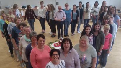 Bild: exb
Im Jugendwerk in Nabburg lief eine Ganztagsfortbildung mit Referent Franz Kett (in der Mitte). Die Teammitglieder der Kindergärten St. Angelus (Nabburg), St. Marien (Nabburg) und St. Michael (Weidenthal) waren begeistert.