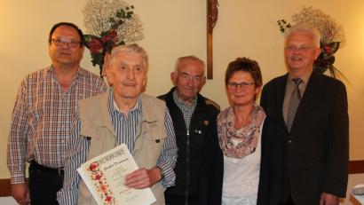 Bild: ral
Günther Dembiany ist 50 Jahre beim Gartenbauverein Trisching. Er wurde mit einer Urkunde als neues Ehrenmitglied ausgezeichnet. Das Vorstandsteam gratulierte.