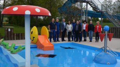 Bild: jr
Die neue Saison im Freibad Mitterteich beginnt am 18. Mai. Von links die Verantwortlichen Stefan Helgert, Stefan Pelz, Bürgermeister Roland Grillmeier, Astrid Häring (Stadtverwaltung), Dariusz Pietrzyk, Günther Deinzer (Bauamt), Wolfgang Rosner und das Kassenpersonal Gerlinde Kraft, Elke Bormann und Isabella Meierhöfer.