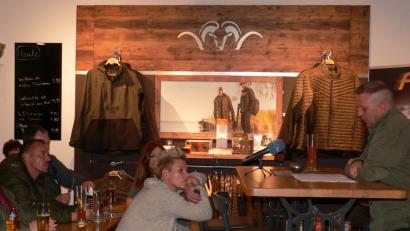 Bild: mh
Im "Jägerstüberl" hängen die Zuhörerinnen an den Lipppen von Krimiautor Stefan M. Faltenbacher.