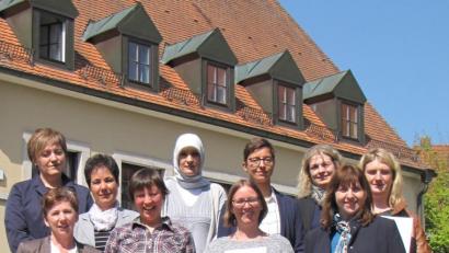 Bild: exb
Zweite.Reihe, von links: Marion Neumann (Kinder-, Jugend- und Familienberatungsstelle der katholischen Jugendfürsorge Tirschenreuth, Christine Burkhard (Caritas-Kinderhort Tirschenreuth), Jana-Fatima Felahi (AWO Mitterteich Kursteilnehmerin) , Martina Fuhrmann und Sabine Rahm (beide Kreisjugendamt), Nicole Tischler (Neualbenreuth, Kursteilnehmerin)
Teilnehmerinnen: 1. Reihe, von links: Sieglinde Kraus (Konnersreuth), Franziska Thurn (Terschnitz), Stefanie Dörschmidt (Pleußen), Sieglinde Gradl (Caritas Kinderhort Tirschenreuth)t