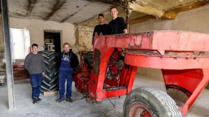 Bild: Hösamer
Einen ganz besonderen Oldtimer bringen die Auszubildenden von Horsch am Sitzenhof wieder auf Vordermann. Der dreirädrige TerraTrac (Baujahr 1984) war eine der ersten Entwicklungen des Unternehmens. Tobias Schöndorfer, Ausbilder Josef Hanauer, Maximilian Weiherer und Stefan Fink (von links) haben das Fahrzeug bereits zerlegt.