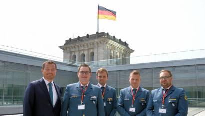 Bild: exb
Oberpfälzer in Berlin: Uli Grötsch, Ortsbeauftragter Andreas Duschner, Truppführer Lukas Dellinger, Fachberater Jan Braunreiter und Gruppenführer Falco Bauer vom THW Weiden.
