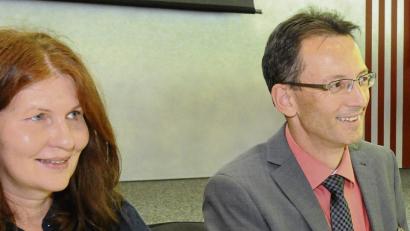 Bild: Stephan Huber
Sabine Fersch (links) folgt Bernhard Kleierl als Leiterin des Beruflichen Schulzentrums in Sulzbach-Rosenberg nach.