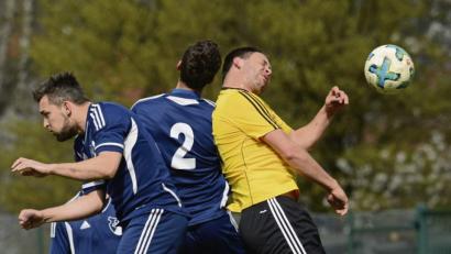 Bild: ham
Der Schmidgadener Alexander Schmiedl (rechts) haut sich gegen die Ettmannsdorfer voll rein. Schmidgaden ist in der Kreisliga West noch nicht ganz gerettet und sollte gegen den TSV Tännesberg auf jeden Fall punkten. Die Ettmannsdorfer können sich mit einem Sieg gegen den TSV Nittenau Platz zwei sichern.