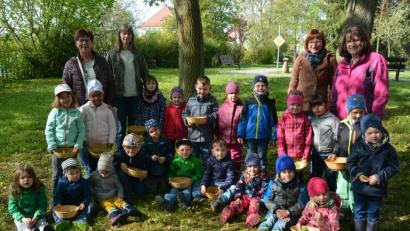 Bild: jr
Die beiden Kräuterführerinnen Petra Stark und Christine Brückner (von links) brachten im Rahmen einer Kräuterwanderung den Kindern der „Löwengruppe“ die Kräuter näher. Höhepunkt war die Herstellung eines Kräuterlimos, das gleich an Ort und Stelle genossen wurde. Begleitet wurden die Kinder von Klara Bäcker und Ramona Zeitler (von rechts) vom Kinderhausteam.