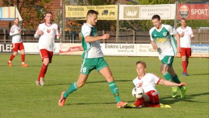 Bild: gb
Der SV Mitterteich gewann das letzte Heimspiel dieser Saison gegen den SV Memmelsdorf mit 1:0. Hier spielt Mauricio Göhlert (Zweiter von links) den Ball vor Gästeakteur Christopher Sowinski (am Boden).