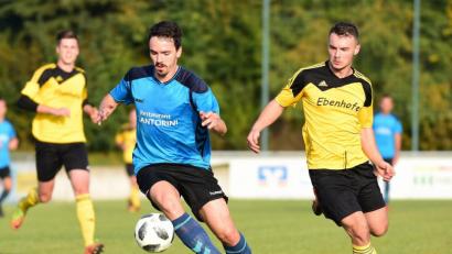 Bild: axs
Das Hinspiel zwischen dem FC Tirschenreuth und dem SV Poppenreuth endete 1:1. Hier setzt sich der Tirschenreuther Andreas Gradl (links) gegen den Poppenreuther Josef Kotrba durch. Am Sonntag geht es im Rückspiel für beide Mannschaften um sehr viel. Der FC braucht die Punkte im Abstiegskampf und der SV schielt noch auf den begehrten Aufstiegsrelegationsplatz.