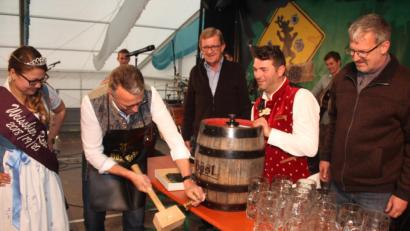 Bild: kro
Bürgermeister Franz Stahl zapfte bei der Eröffnung des Tirschenreuther Volksfest das erste Fass Festbier an. Mit dabei waren (von links) "Weißboier-Resi" Martina Bleistein, Dritter Bürgermeister Norbert Schuller, Festwirt Daniel Feuerer und Organisator Georg Duschinger.