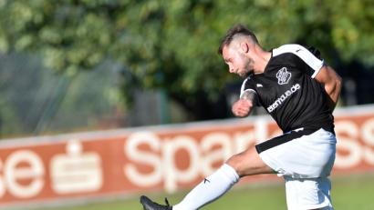 Bild: A. Schwarzmeier
Gewaltschüsse wie hier Timo Hirmer ließ die SpVgg Schirmitz zuletzt wenige los. Die Mannschaft von Trainer Josef Dütsch will im letzten Saisonauswärtsspiel in Ensdorf so gut wie möglich dagegenhalten.