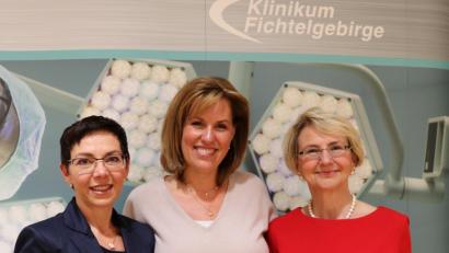 Bild: exb
Leitende Oberärztin Dr. Natalija Deuerling, Autorin Nicole Staudinger und Chefärztin Dr. Maria Dietrich beim Vortrag im Egerland-Kulturhaus.