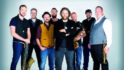 Bild: exb/Katja Münch
Der Keller Steff (Mitte) und seine sieben Bandkollegen versprechen grandiose Stimmung zum Festausklang in Schneeberg.